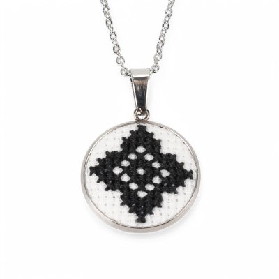 Вишитий кулон – Орнамент 005