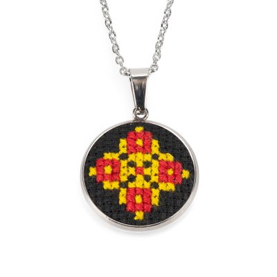 Вишитий кулон – Орнамент 010